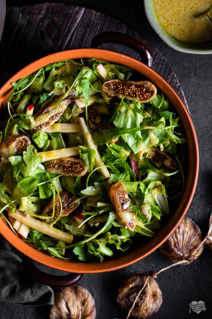Salade met gedroogde vijgen en appels