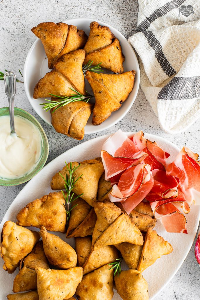 Samosa met uien en Speck Alto Adige IGP