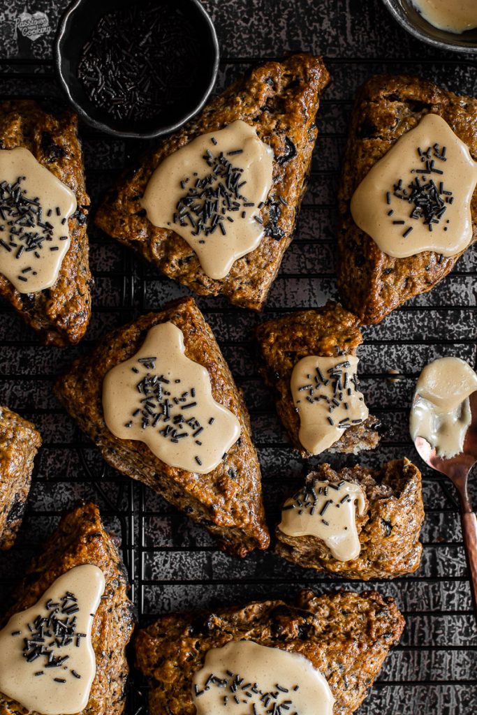 Scones met chocolade en koffie