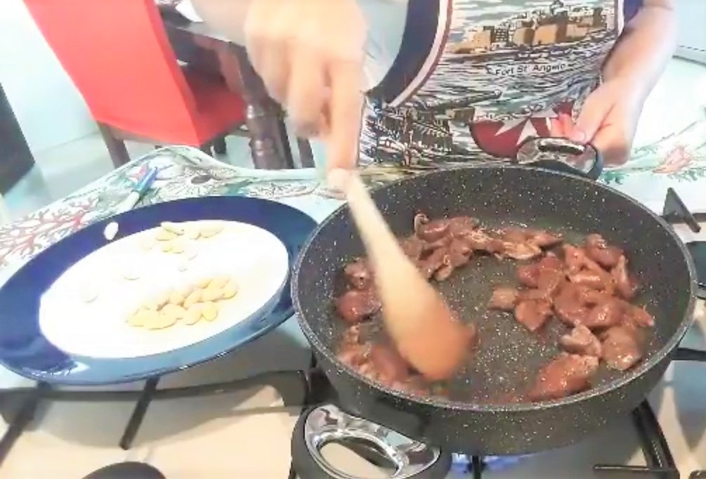 Kalkoenbout met ananas in de pan