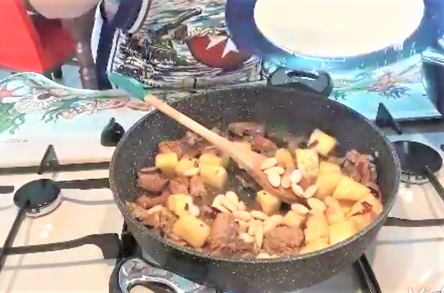 Kalkoenbout met ananas in de pan