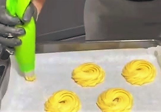 Zeppole van S. Giuseppe gefrituurd en in de oven