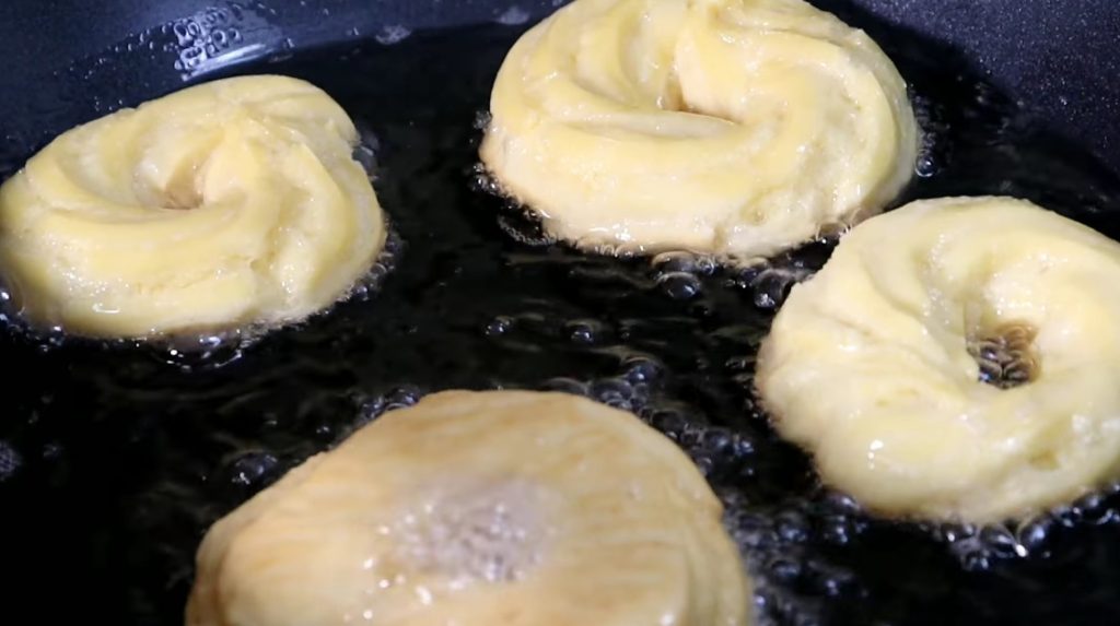 Zeppole van S. Giuseppe gefrituurd en in de oven