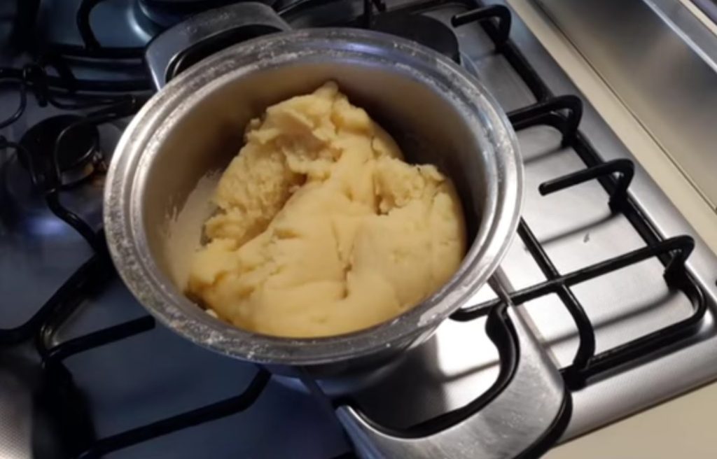 Zeppole van S. Giuseppe gefrituurd en in de oven
