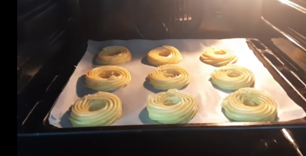 Zeppole van S. Giuseppe gefrituurd en in de oven