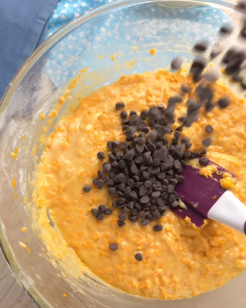 voeg de chocoladedruppels toe