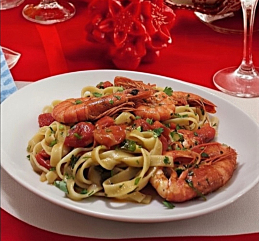 Tagliatelle met grote garnalen en Pachino-tomaatjes