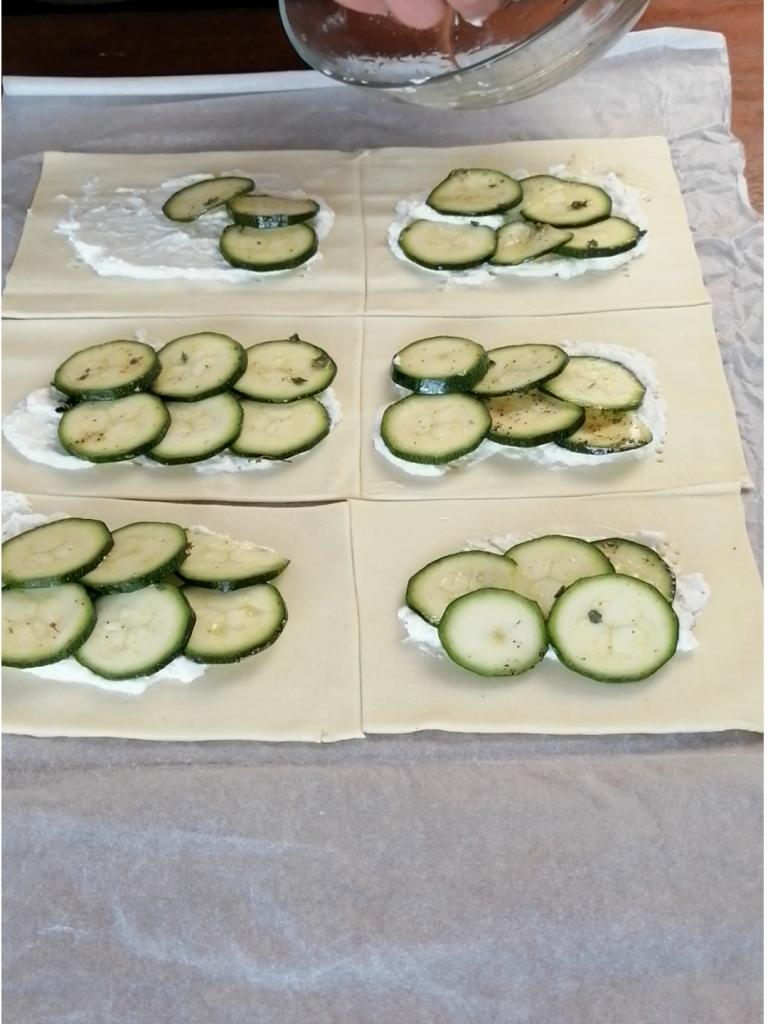 bladerdeeghapjes met courgette en kaas