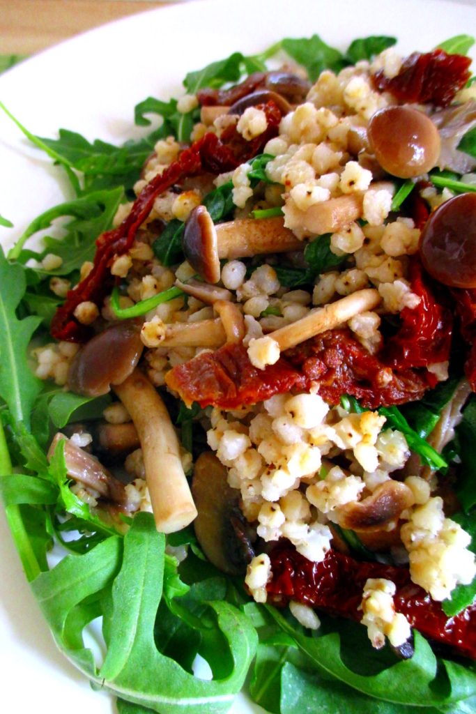 Sorghum met gemengde paddestoelen, rucola en gedroogde tomaten, Mangia senza Pancia