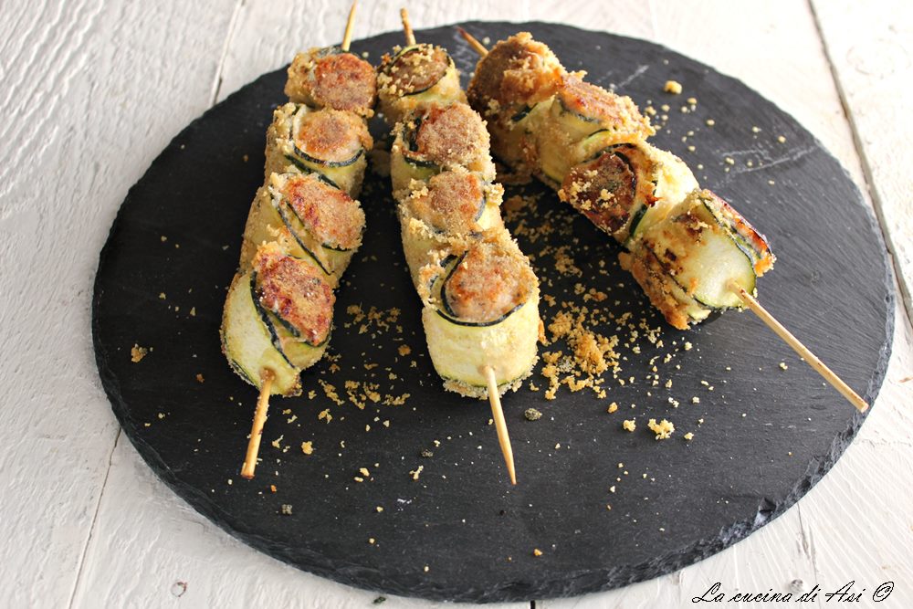 Spiesjes van gehaktballen en courgette