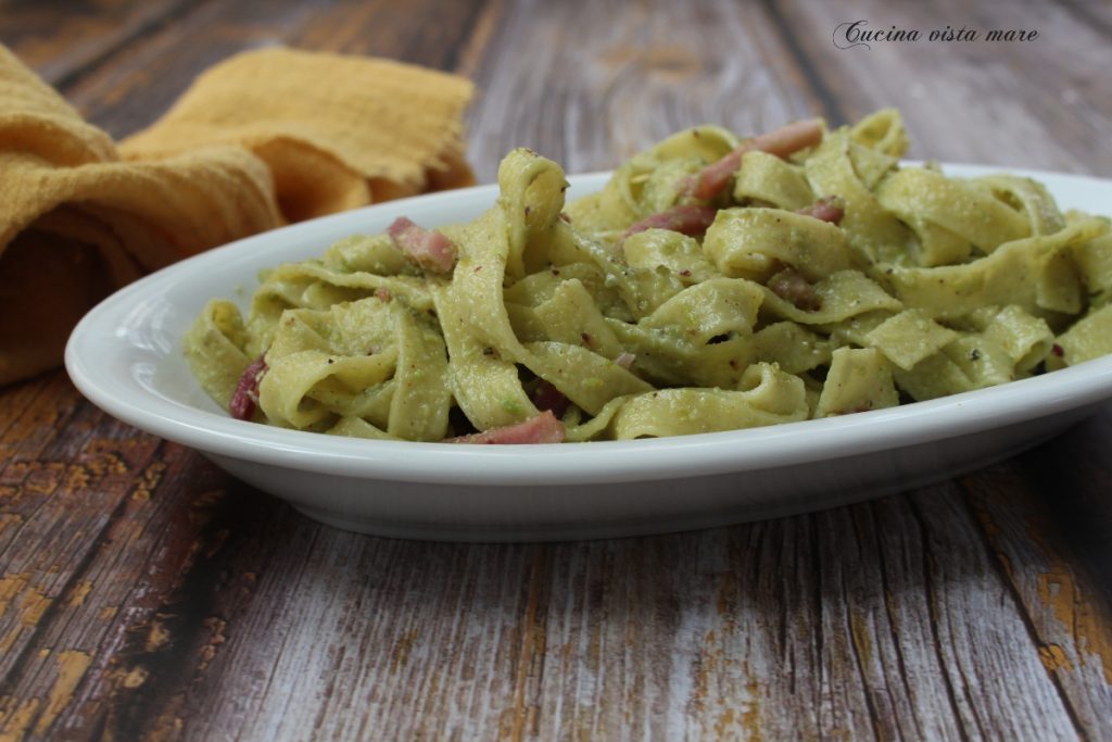 Tagliatelle met speck en pistachepesto Keuken uitzicht op zee