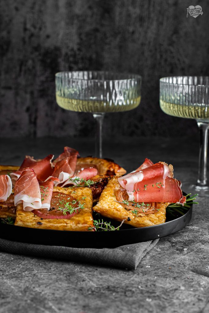 Mini tarte tatin met uien en Speck Alto Adige IGP