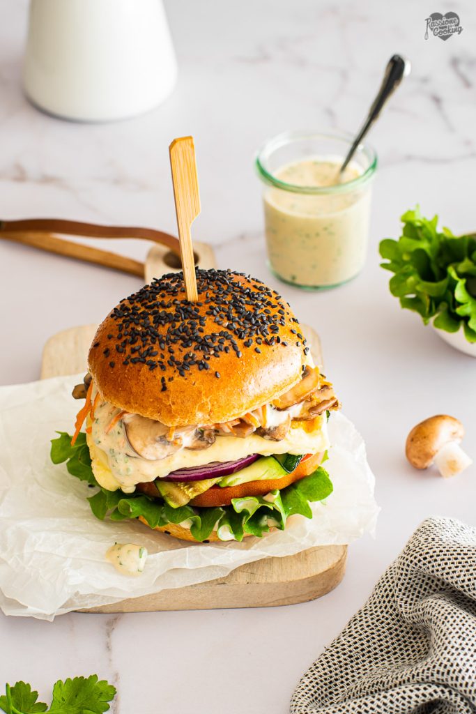 Vegetarische burger met gegrilde kaas