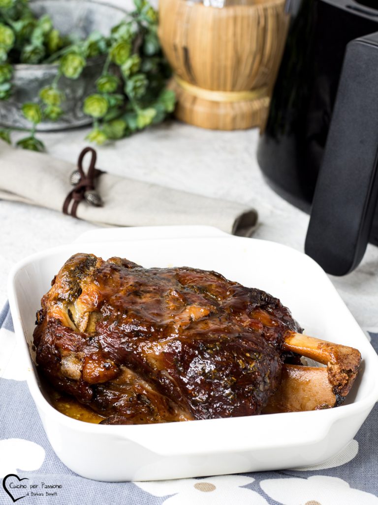 Voorgegaarde varkensknukkel in airfryer