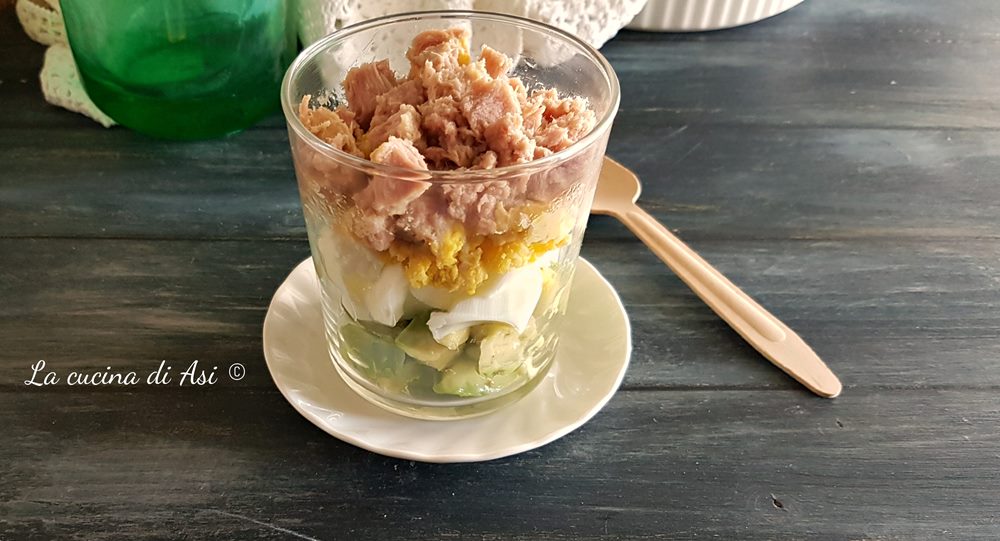 Voorgerecht van avocado tonijn en mimosa