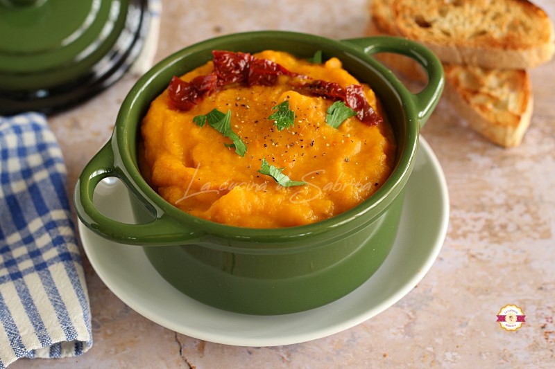 Wortel- en gedroogde tomatensoep