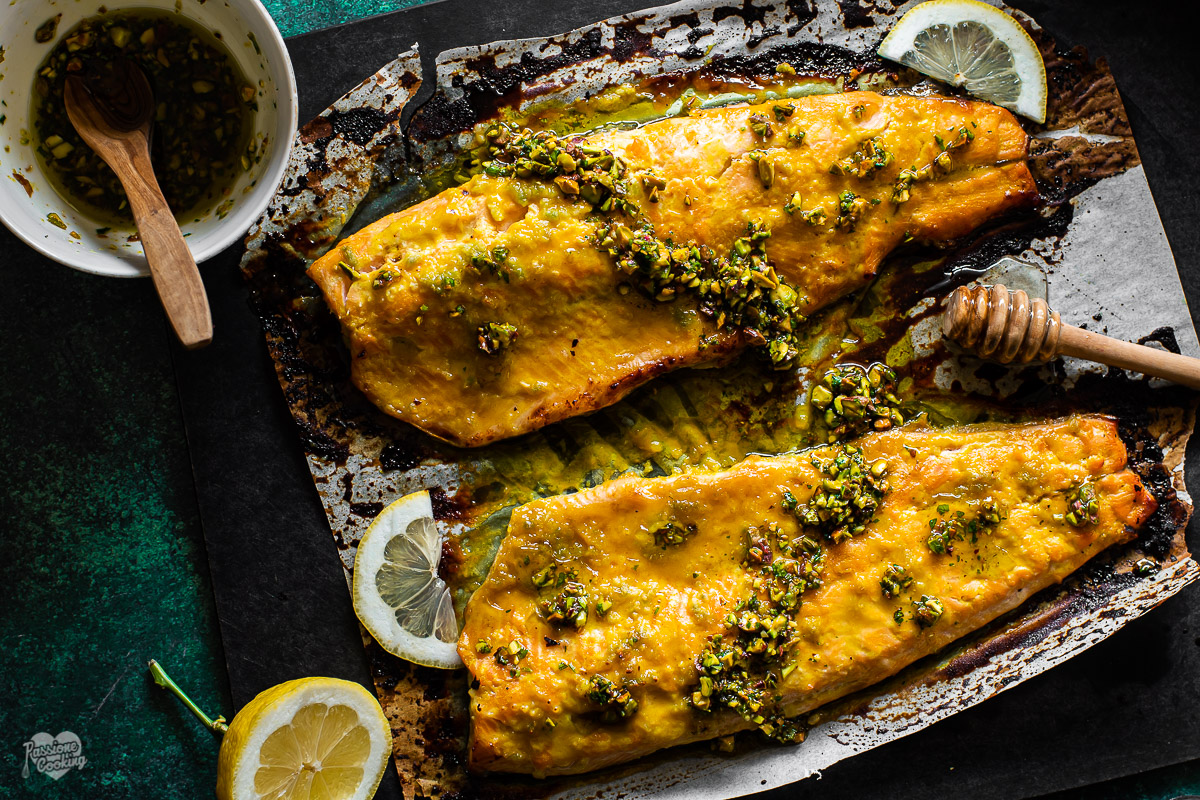 Zalmforel uit de oven met pistachenoten