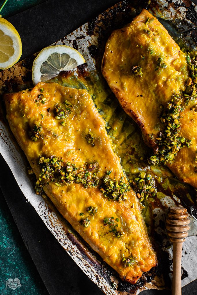 Zalmforel uit de oven met pistachenoten