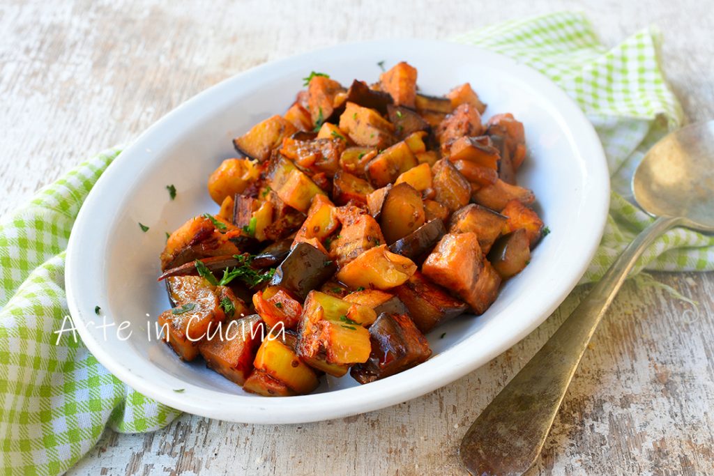 Aubergines met azijn in de pan