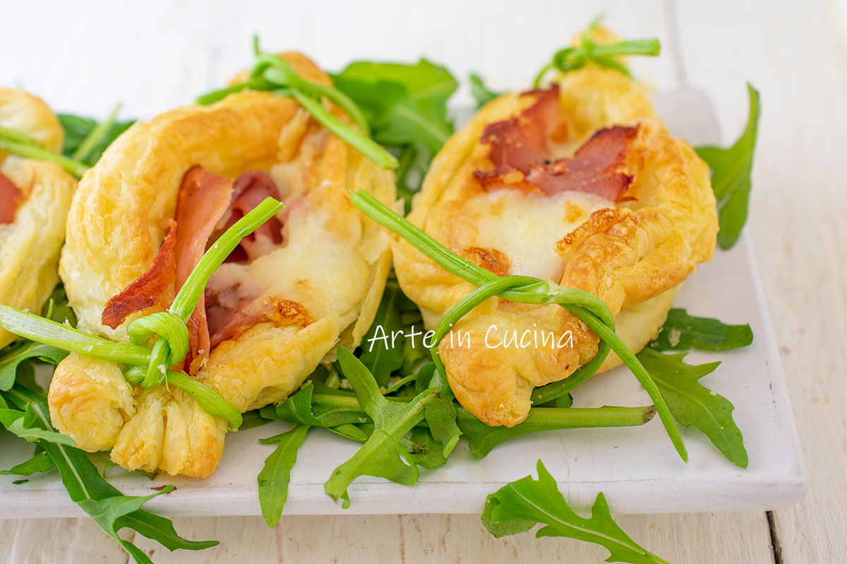 Bladerdeegbootjes met spek en provolone