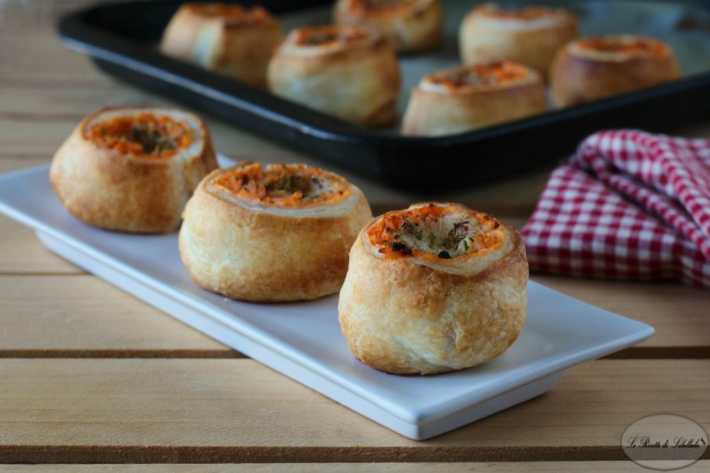 Bladerdeeghapjes gevuld met rijst en mozzarella