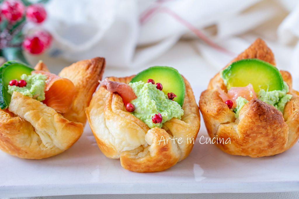 Bladerdeeg mandjes met avocado en zalm