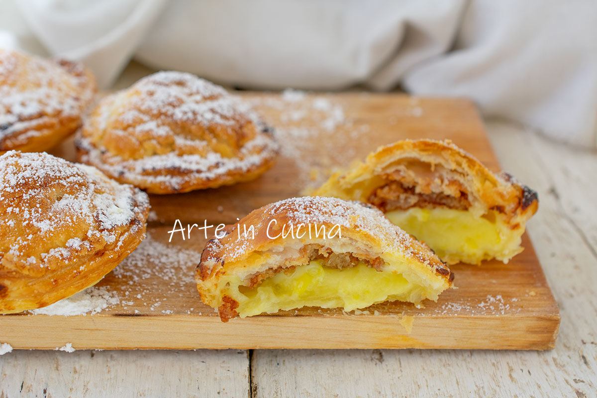 Bladerdeegbommen met room en amaretti