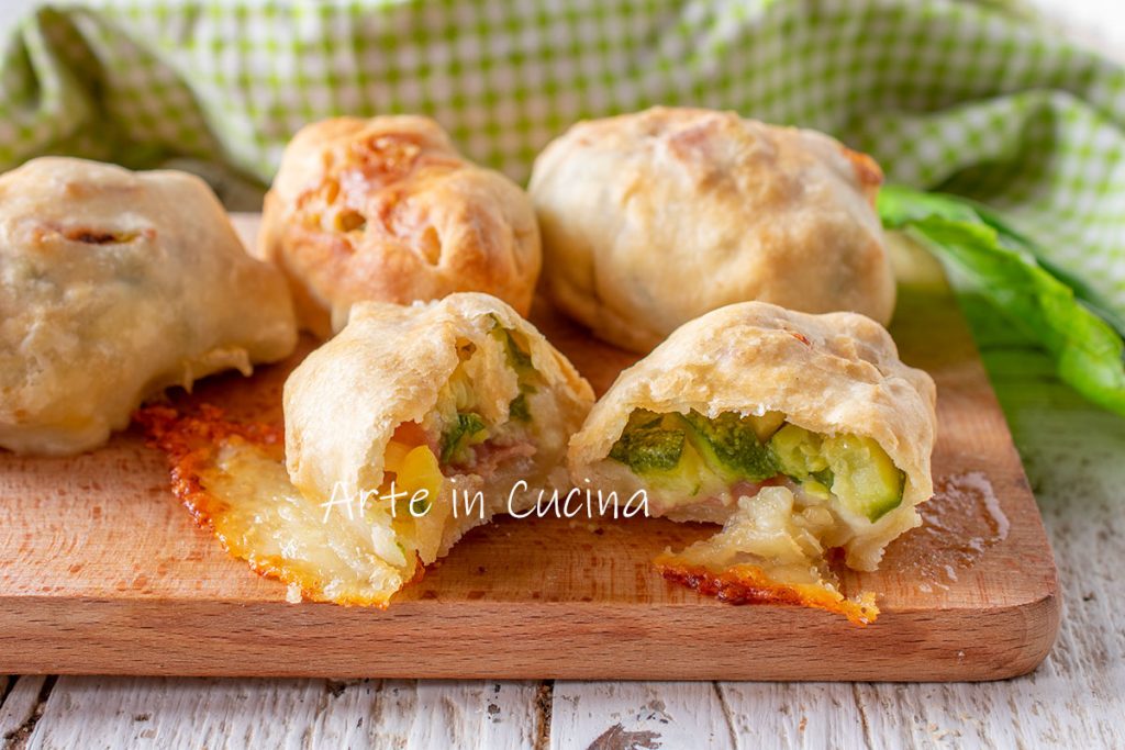 Bladerdeegpakketjes met courgette en spek