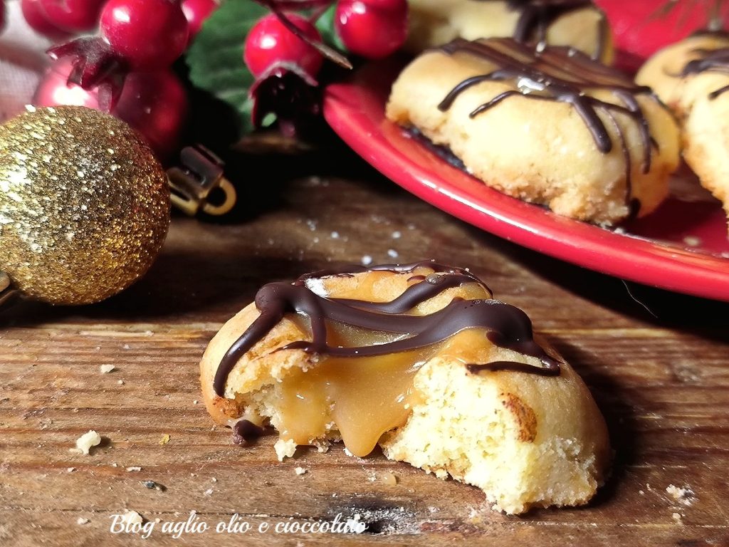 Kerstboterkoekjes gevuld met karamelcrème, zoete en krokante lekkernijen