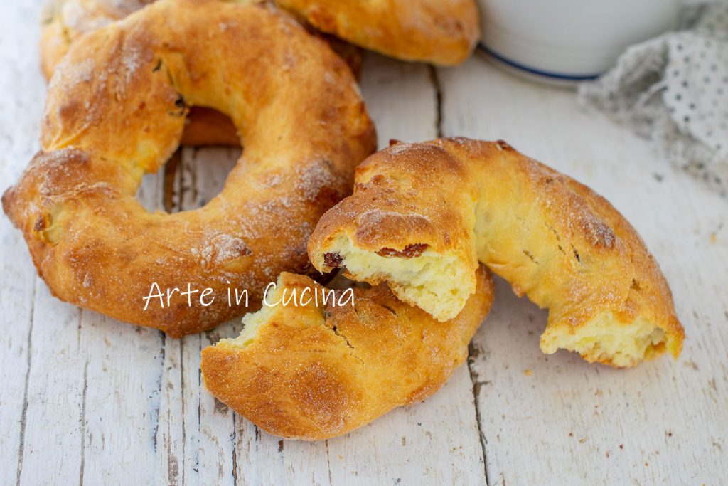 Brioche ringen met appels, amandelen en rozijnen