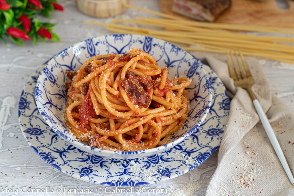 Bucatini all’amatriciana originele recept met guanciale