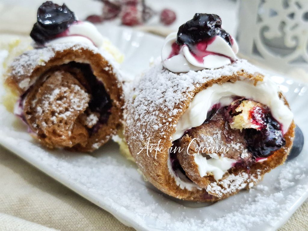CANNOLI van PANDORO met room en bosbessen