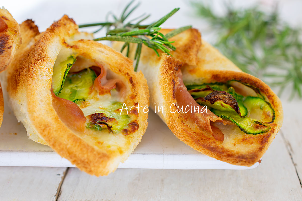 Cannoli van sandwichbrood met mortadella en stracchino