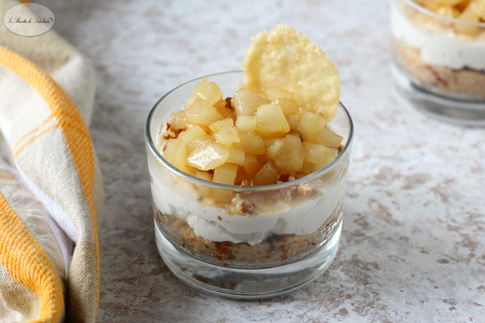 Hartige couscous cheesecake met peren en walnoten