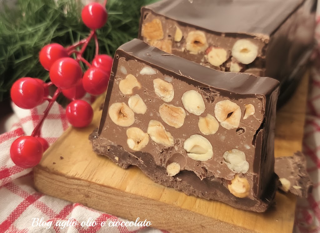 Zelfgemaakte chocolade-nougat met hazelnoten