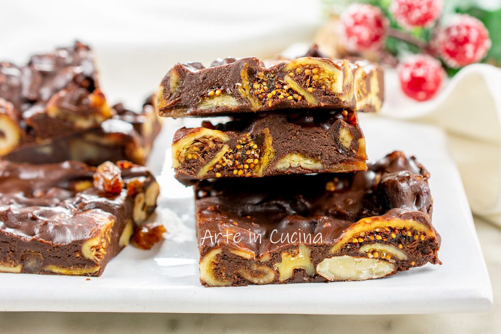 Chocoladekrokant met noten en gedroogd fruit