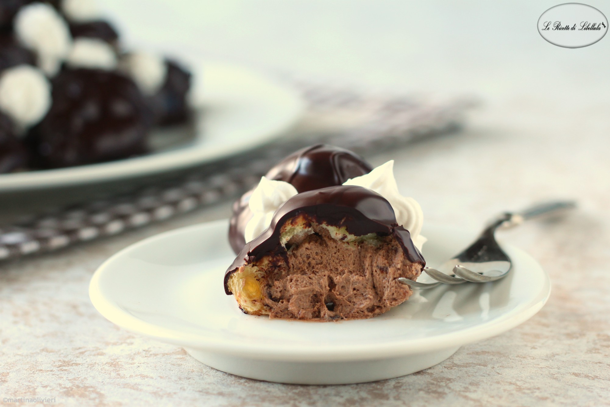 Chocoladeprofiteroles gevuld met room en hazelnootcrème