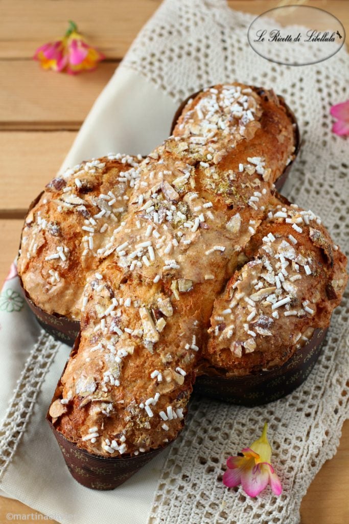 Colomba met zuurdesem met rode vruchten en rozijnen