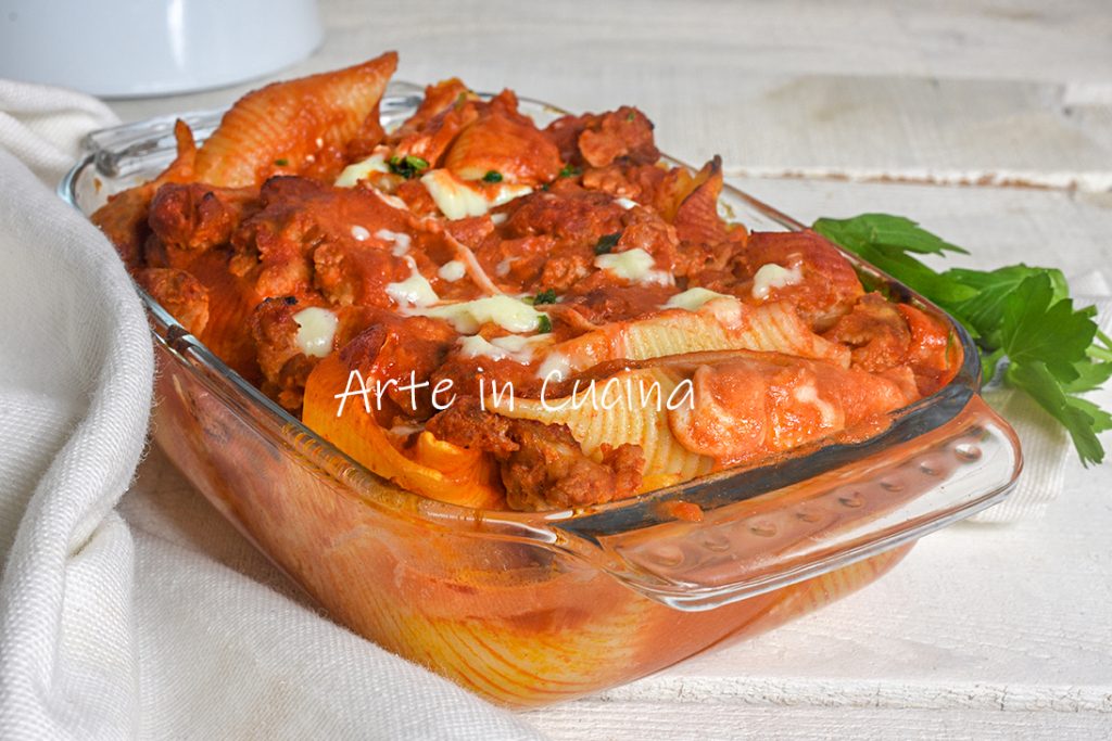 Conchiglioni met saucijzenragù uit de oven