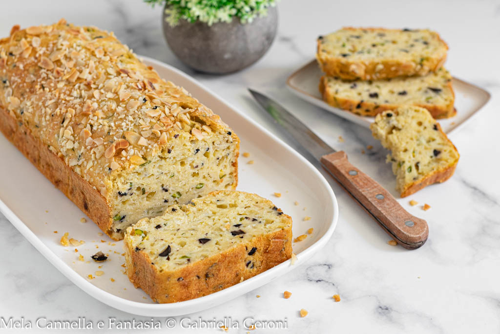 Courgette plumcake met kaas en olijven