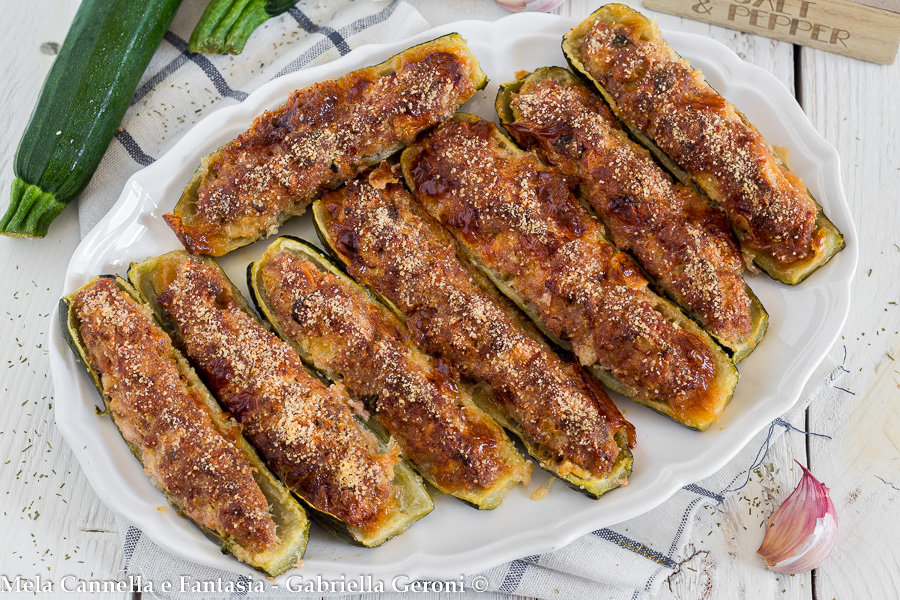 Gevulde courgettebootjes met vlees en gerookte provola