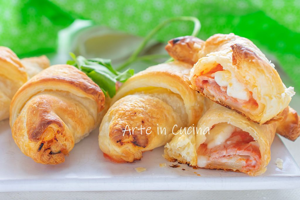 Bladerdeegcroissants met pizza en ham