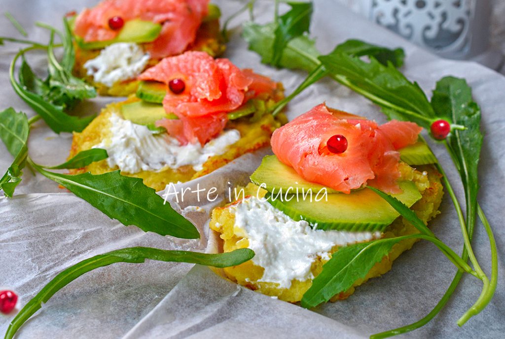 Crostini van aardappelen met zalm en avocado