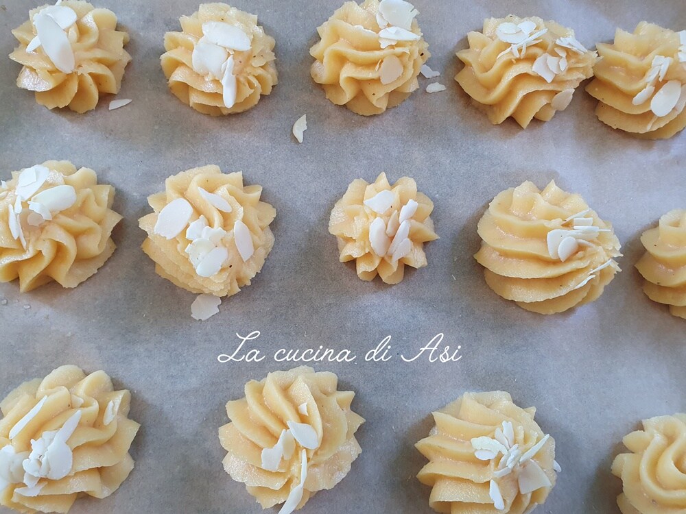 dettaglio mini gougeres al parmigiano con mandorle