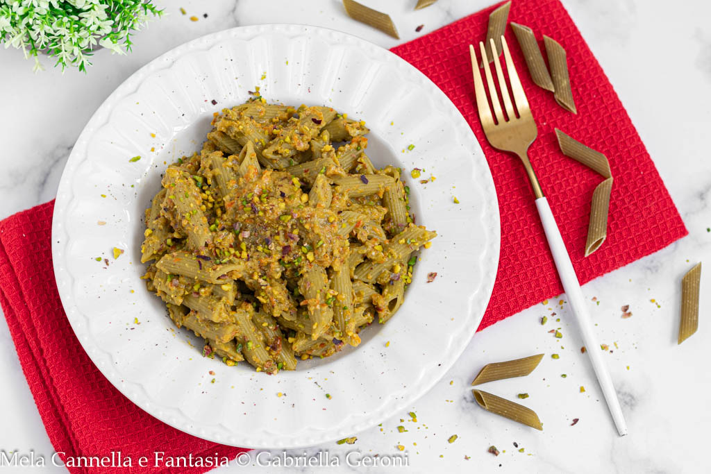 Erwtenpasta met geroosterde paprika crème