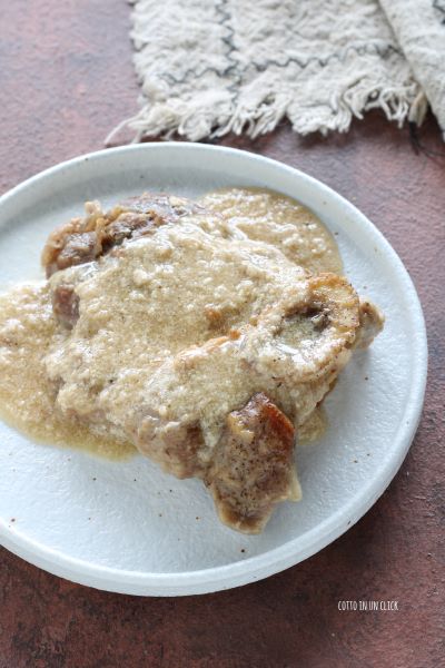 laat de saus indikken, voeg het vlees toe, kook heel even en serveer