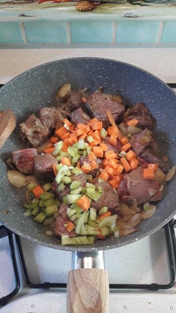 Stoofpot van kalfsspiervlees met erwten