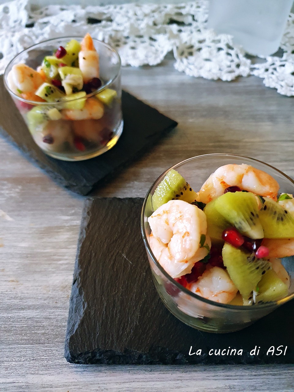 Garnalen in glas met kiwi en granaatappel