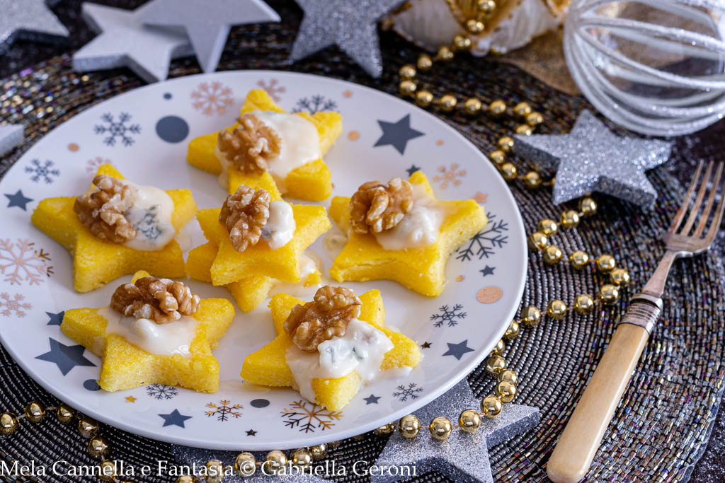 Gebakken polenta hapjes met gorgonzola en walnoten, snel en smakelijk