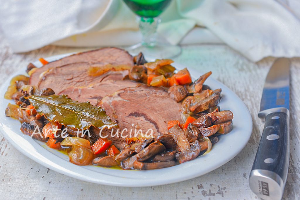 Gebraden met champignons en uien, perfect tweede gerecht voor de feestdagen of zondag, eenvoudig recept om te bereiden, geweldig voor een vleesmenu.